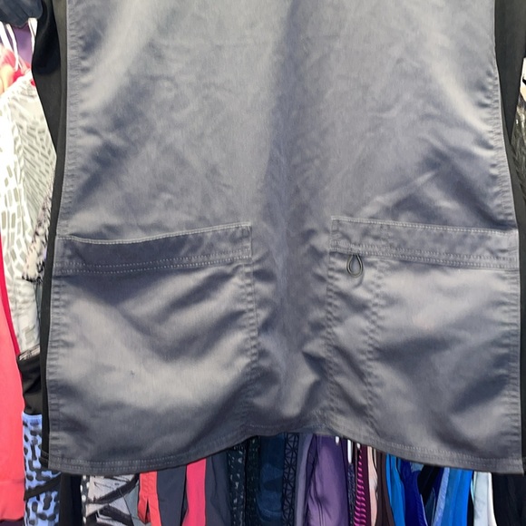 Black grey scrubs top for medical hair stylist etc size XL no brand side stretch - Picture 3 of 8